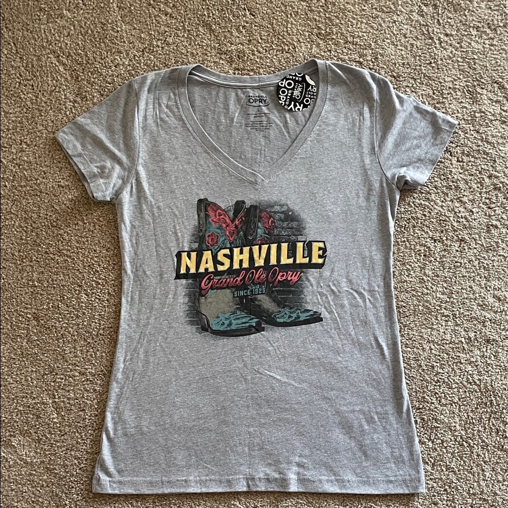 Grand ole open Gray Nashville Graphic T-Shirt size L runs small more like a M